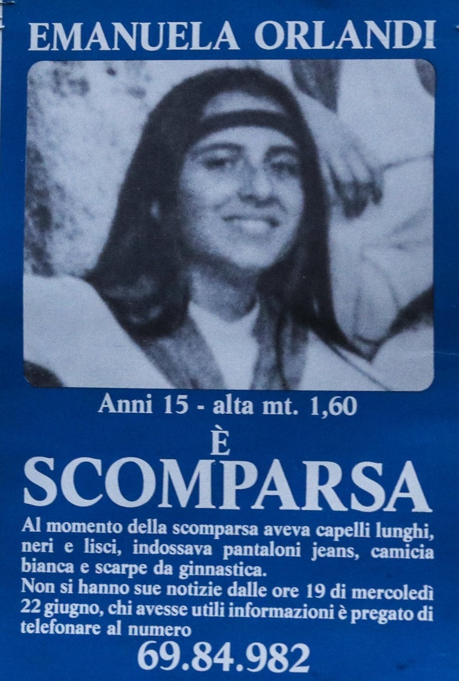 Foto di Emanuela Orlandi con fascetta nei capelli, scomparsa nel 1983 a Roma, simbolo di un mistero ancora irrisolto.